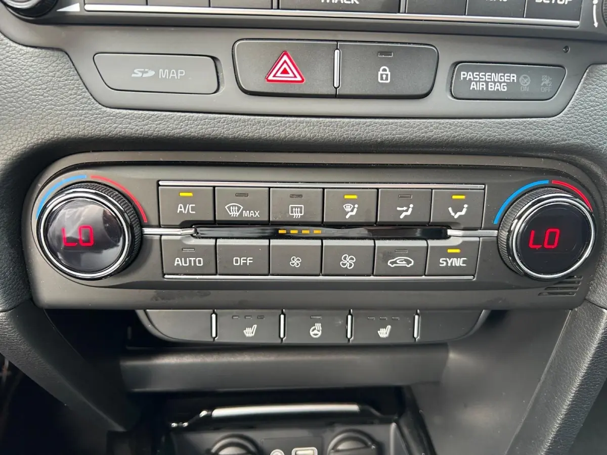 1.0 T-GDi DynamicPlusLine | Apple Carplay / Android Auto | Navigatiesyteem | Parkeersensoren + Camera Achter | Licht + Regensensor | Stoel + Stuurverwarming | Cruise Control | Climate Contro