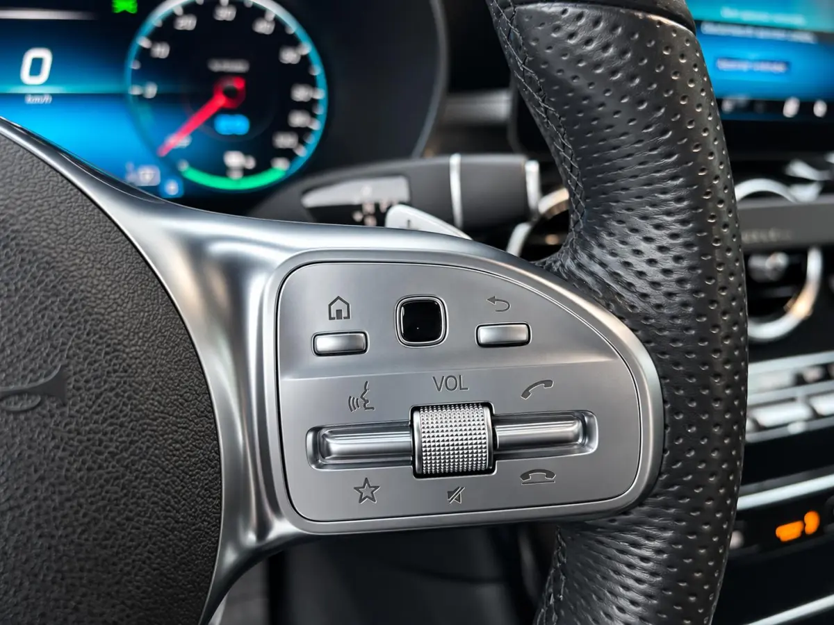 4MATIC Business Solution AMG Navigatie Apple CarPlay Android Auto 360° camera Parkeerhulp Cruise Control Full Led Stoelverwarming Elektrische achterklep Climate Control Lichtmetalen velgen