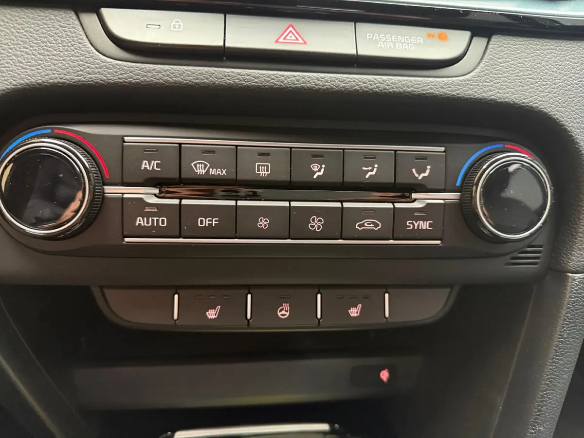 1.0 T-GDi MHEV Design Edition Automaat |  Cruise control Adaptief  | Camera| Stoelverwarming | Carplay & Android Auto | Fabrieksgarantie t/m 15-3-2032 +3x 1 jaar* | NAP