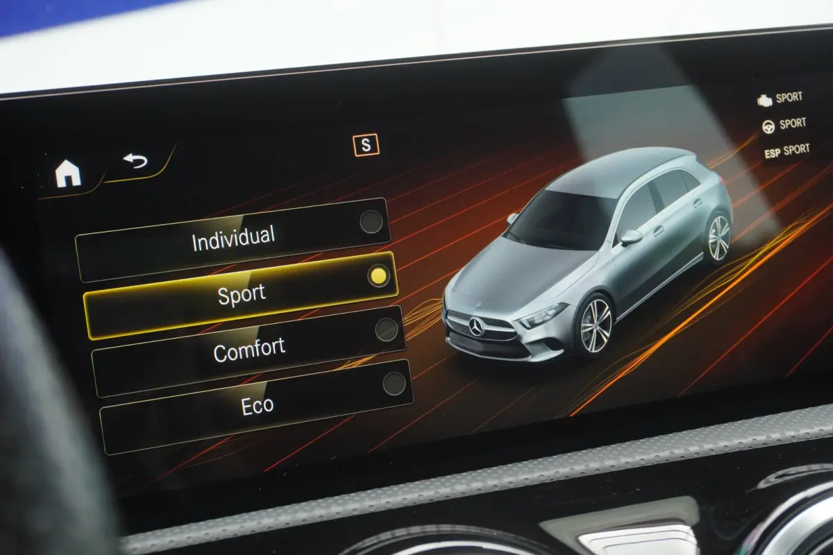 180 Business Solution AMG+Led+Leder+Navigatie+Apple-CarePlay+Sfeer-verlichting+18"lmv = SUPER KANON !