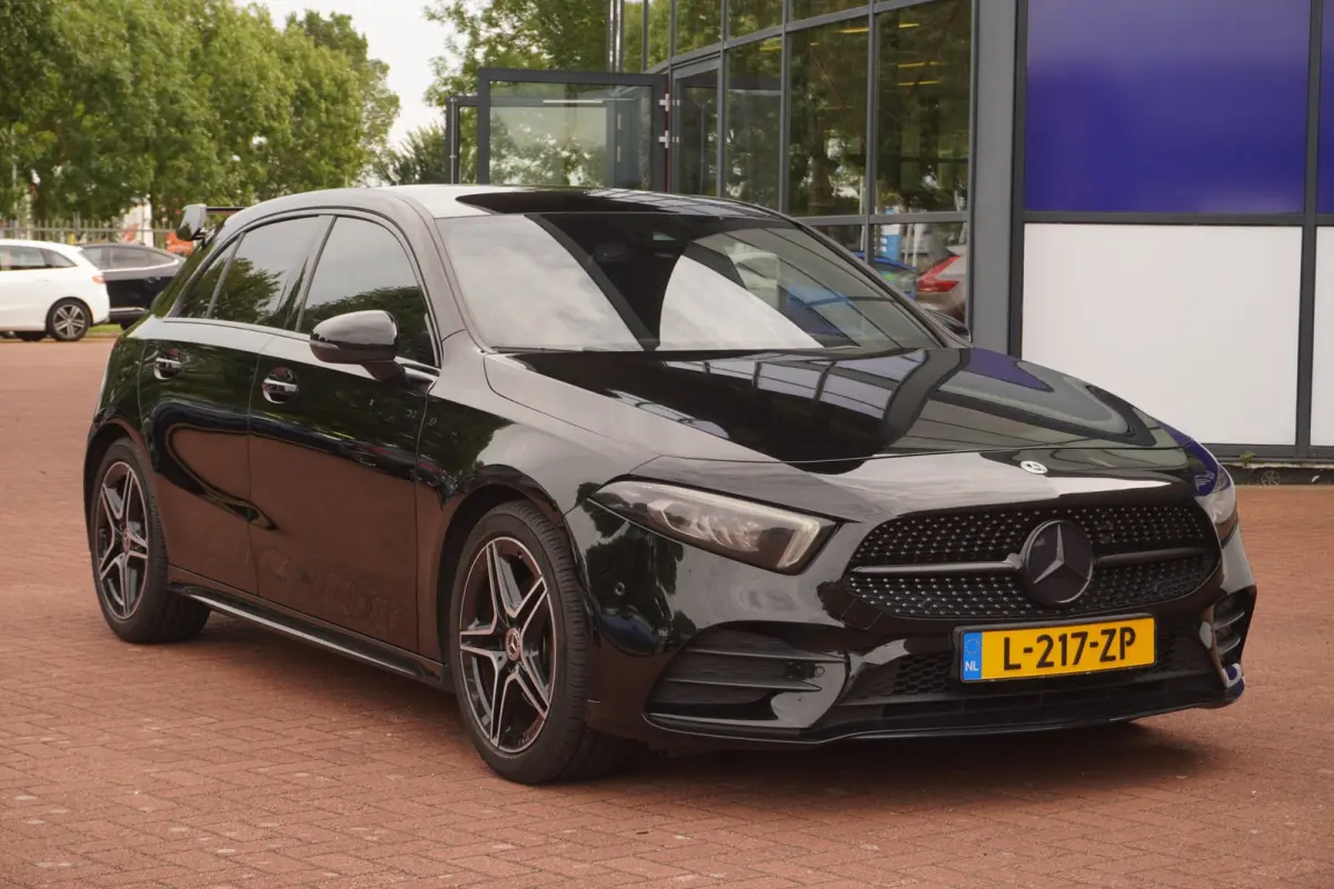 180 Business Solution AMG+Led+Leder+Navigatie+Apple-CarePlay+Sfeer-verlichting+18"lmv = SUPER KANON !