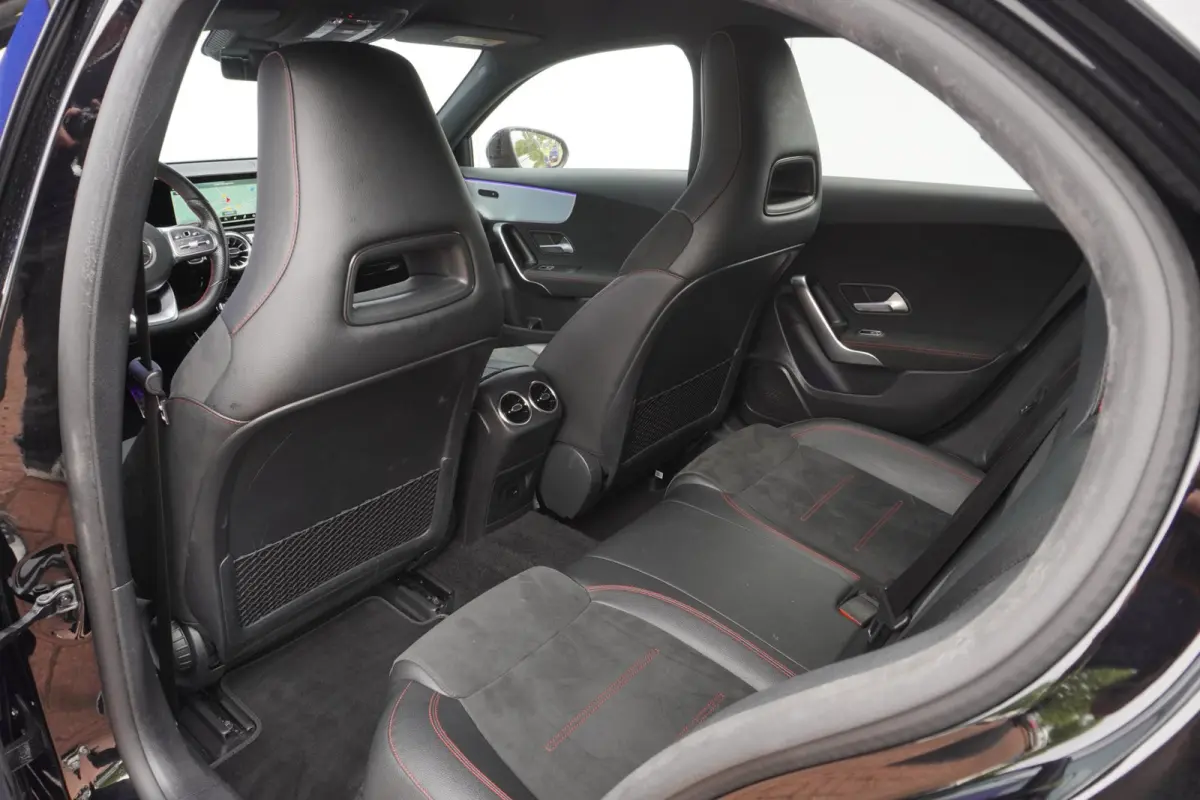 180 Business Solution AMG+Led+Leder+Navigatie+Apple-CarePlay+Sfeer-verlichting+18"lmv = SUPER KANON !