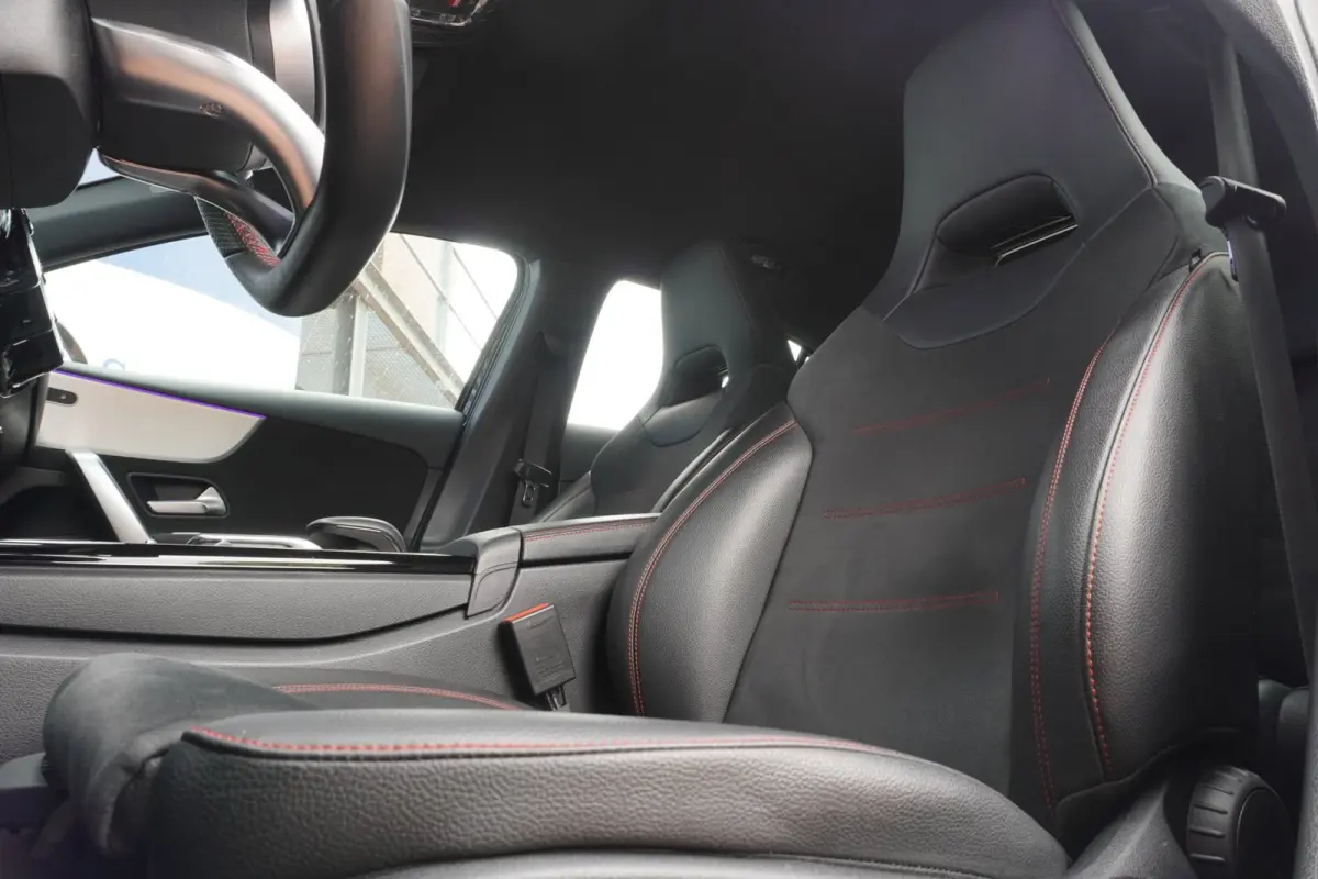 180 Business Solution AMG+Led+Leder+Navigatie+Apple-CarePlay+Sfeer-verlichting+18"lmv = SUPER KANON !