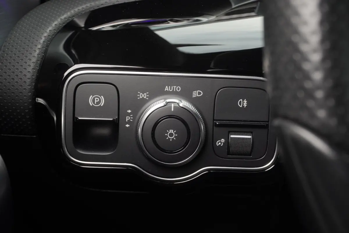 180 Business Solution AMG+Led+Leder+Navigatie+Apple-CarePlay+Sfeer-verlichting+18"lmv = SUPER KANON !