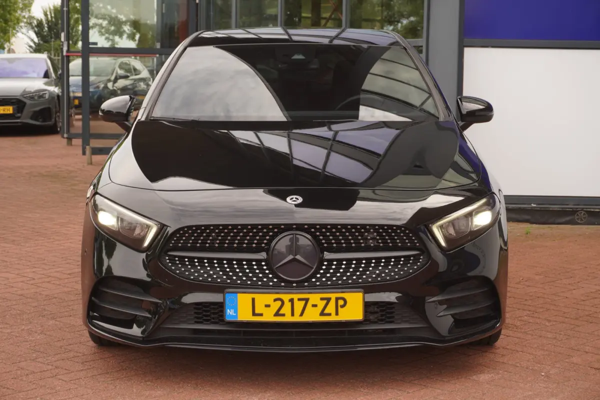 180 Business Solution AMG+Led+Leder+Navigatie+Apple-CarePlay+Sfeer-verlichting+18"lmv = SUPER KANON !
