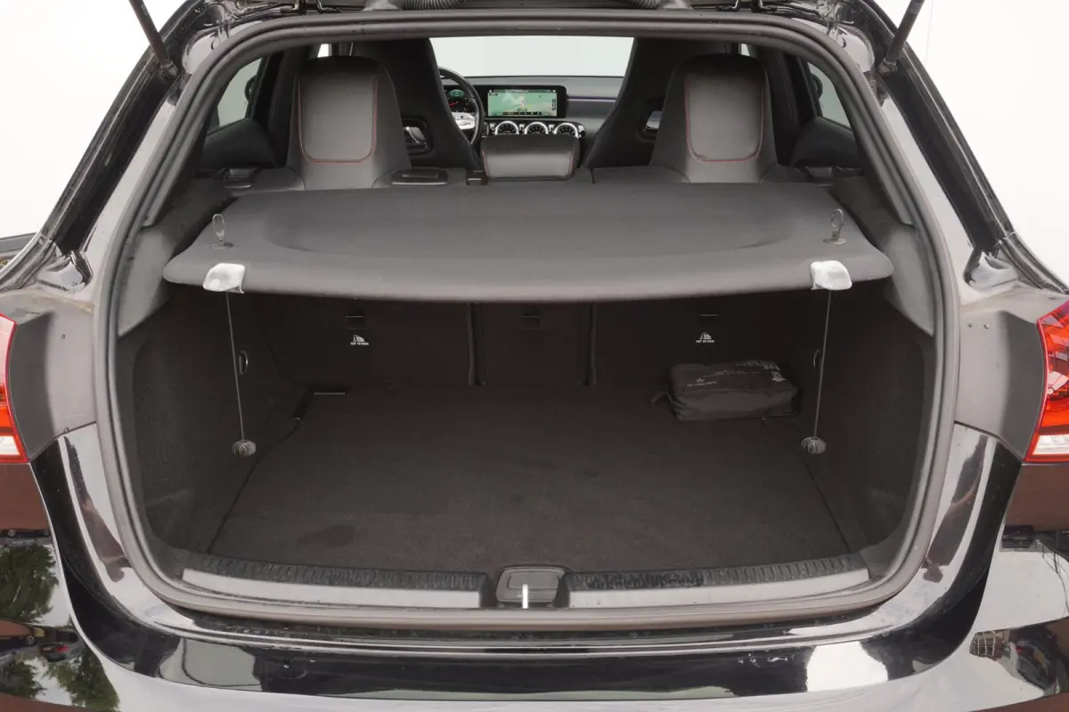 180 Business Solution AMG+Led+Leder+Navigatie+Apple-CarePlay+Sfeer-verlichting+18"lmv = SUPER KANON !