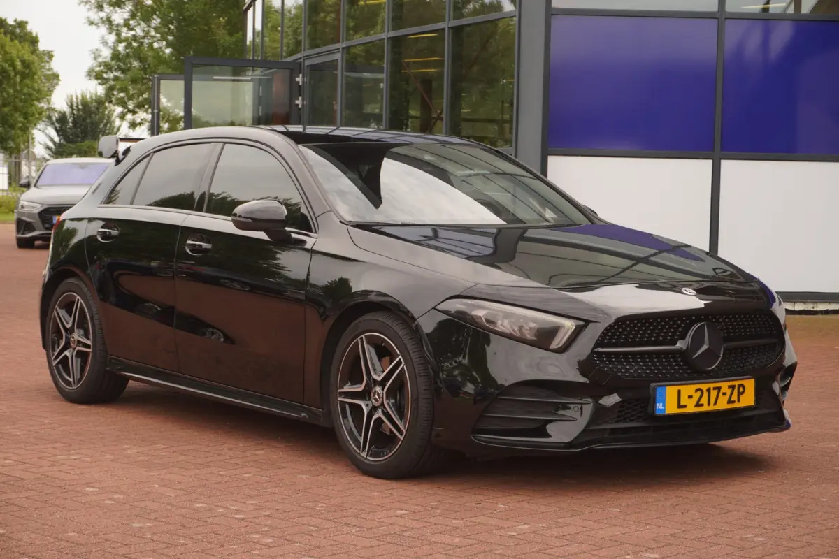 180 Business Solution AMG+Led+Leder+Navigatie+Apple-CarePlay+Sfeer-verlichting+18"lmv = SUPER KANON !