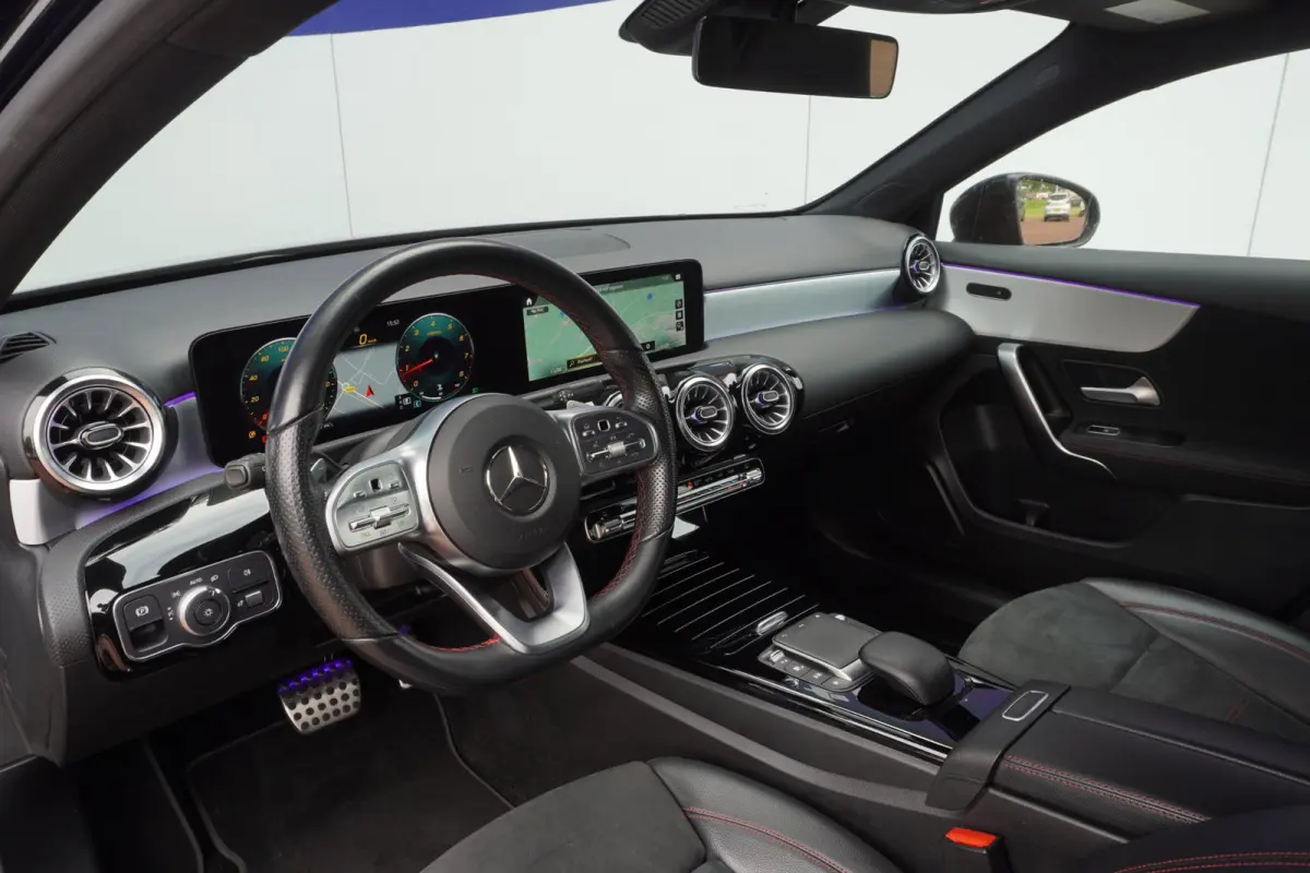 180 Business Solution AMG+Led+Leder+Navigatie+Apple-CarePlay+Sfeer-verlichting+18"lmv = SUPER KANON !