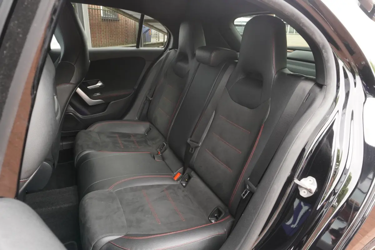 180 Business Solution AMG+Led+Leder+Navigatie+Apple-CarePlay+Sfeer-verlichting+18"lmv = SUPER KANON !