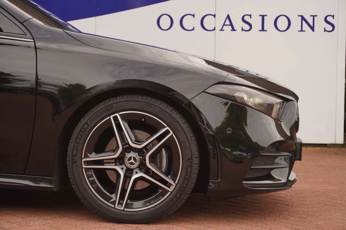 180 Business Solution AMG+Led+Leder+Navigatie+Apple-CarePlay+Sfeer-verlichting+18"lmv = SUPER KANON !