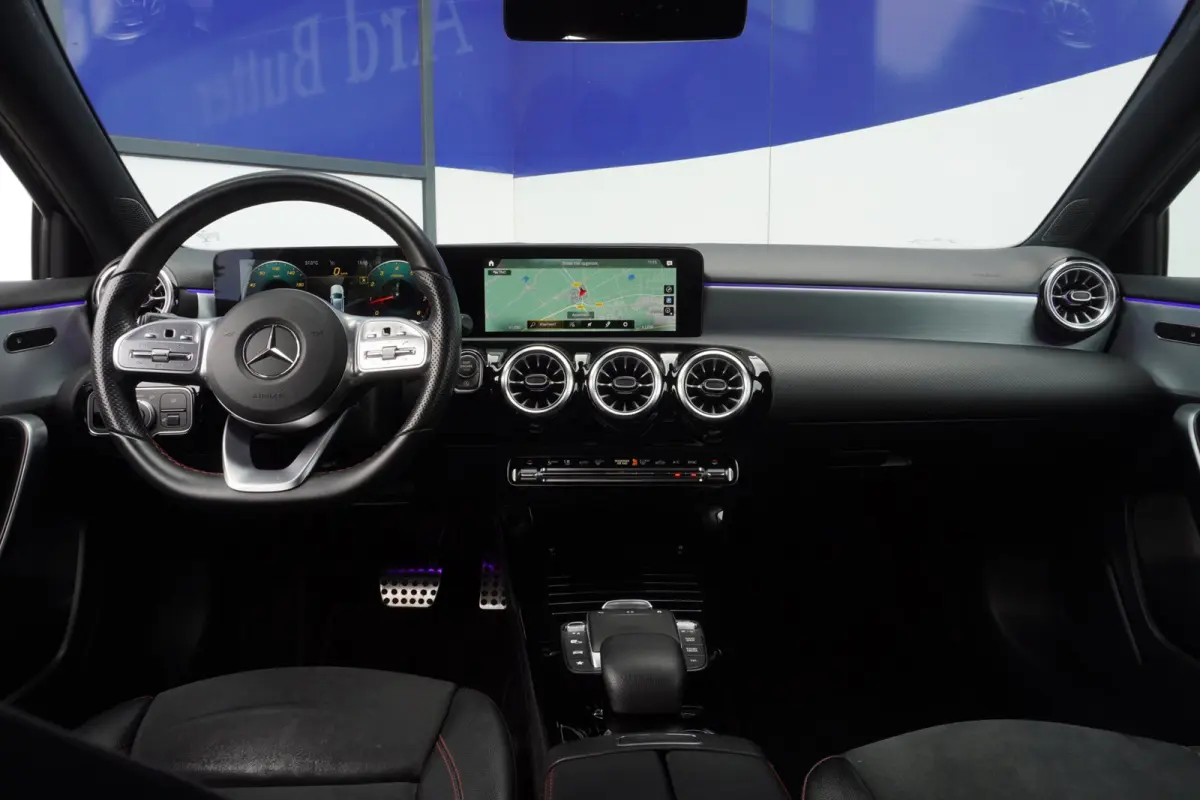 180 Business Solution AMG+Led+Leder+Navigatie+Apple-CarePlay+Sfeer-verlichting+18"lmv = SUPER KANON !
