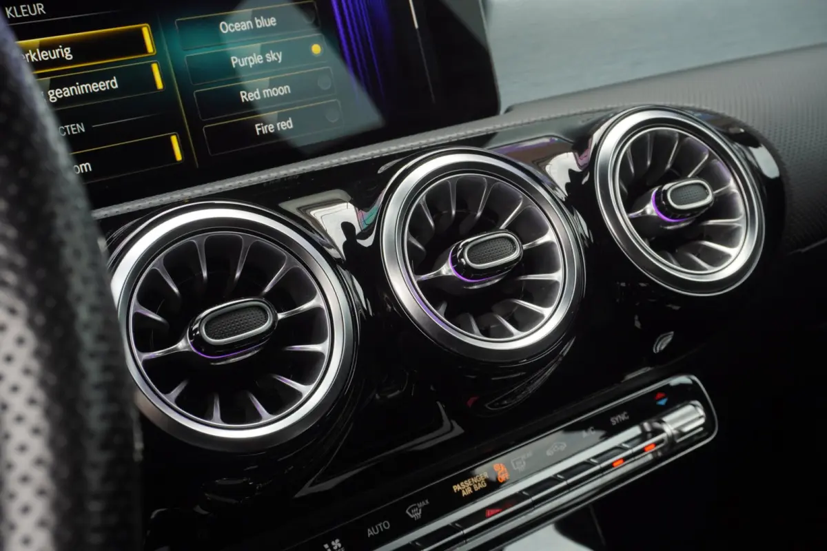 180 Business Solution AMG+Led+Leder+Navigatie+Apple-CarePlay+Sfeer-verlichting+18"lmv = SUPER KANON !