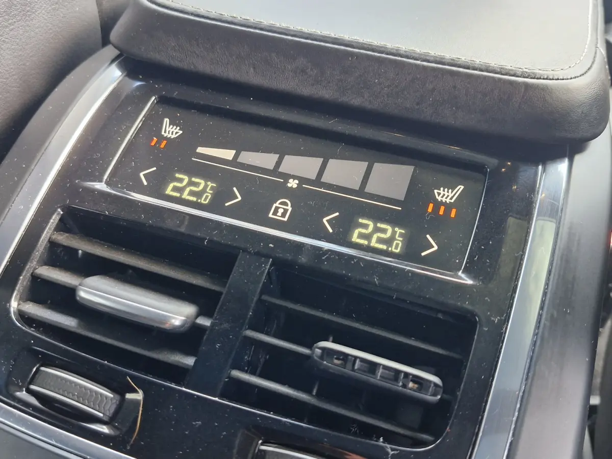 T8 Recharge AWD R-Design met Lounge Pack (audio installatie premium, elektrisch glazen schuif-/kanteldak, head-up display, rondomzicht camera)