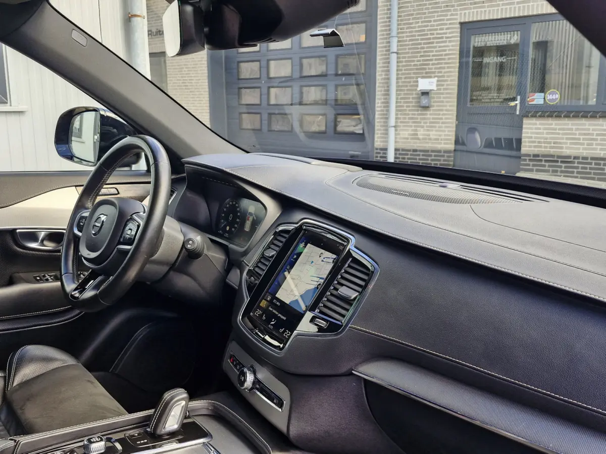 T8 Recharge AWD R-Design met Lounge Pack (audio installatie premium, elektrisch glazen schuif-/kanteldak, head-up display, rondomzicht camera)