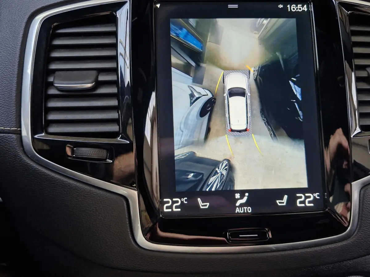 T8 Recharge AWD R-Design met Lounge Pack (audio installatie premium, elektrisch glazen schuif-/kanteldak, head-up display, rondomzicht camera)