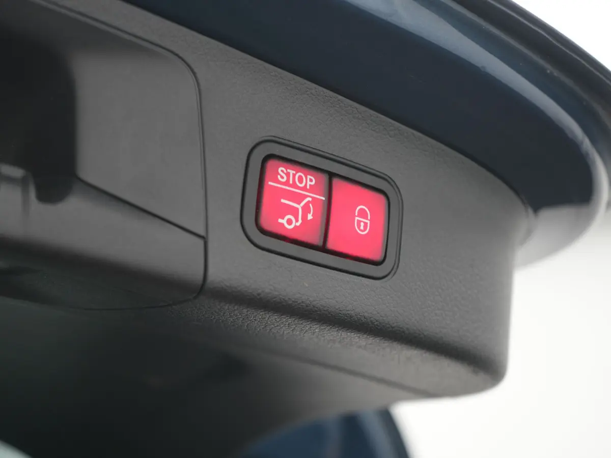 250 Business Solution Luxury 67 kWh 191pk Dealer O.H | Trekhaak Af Fabriek | Panodak | Camera | Sportstoelen Verwarmd | Head Up | Keyless | Blis | Sfeerverlichting | DAB | Park Assist | Navi