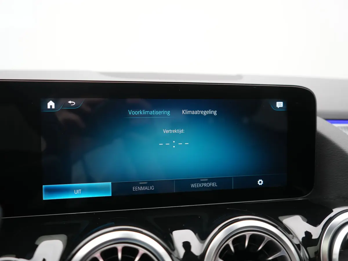 250 Business Solution Luxury 67 kWh 191pk Dealer O.H | Trekhaak Af Fabriek | Panodak | Camera | Sportstoelen Verwarmd | Head Up | Keyless | Blis | Sfeerverlichting | DAB | Park Assist | Navi