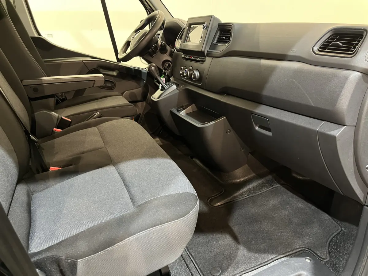 2.3 dCi 150 PK L3H3 Automaat / Euro 6  / Airco / Cruise Control / CarPlay / Camera / Trekhaak / Navigatie / 3-Zits