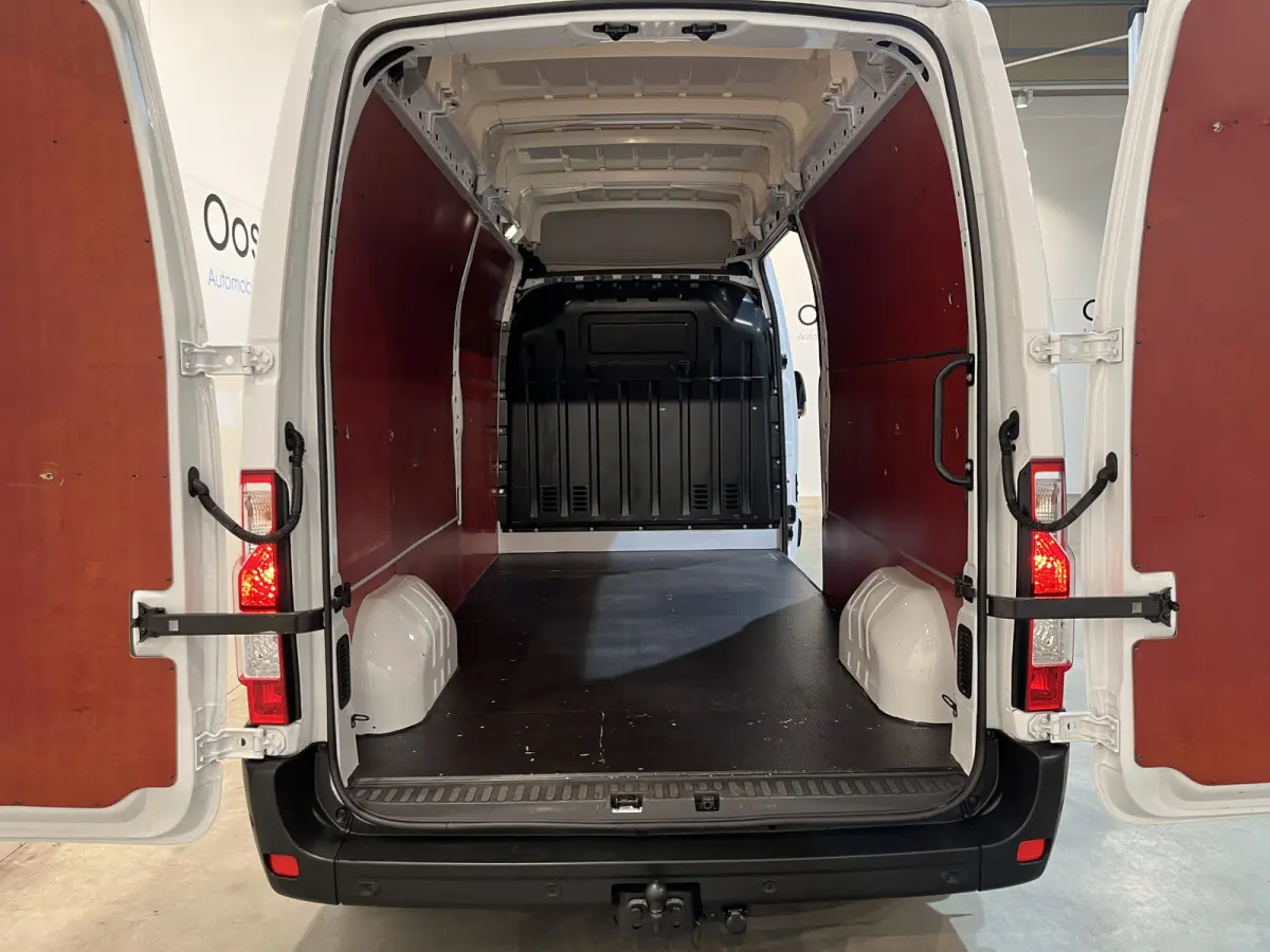 2.3 dCi 150 PK L3H3 Automaat / Euro 6  / Airco / Cruise Control / CarPlay / Camera / Trekhaak / Navigatie / 3-Zits