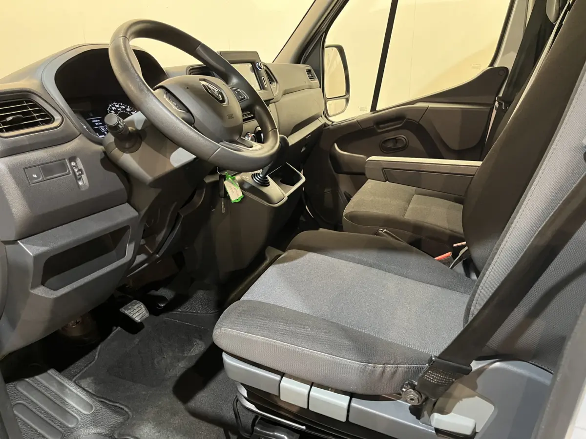 2.3 dCi 150 PK L3H3 Automaat / Euro 6  / Airco / Cruise Control / CarPlay / Camera / Trekhaak / Navigatie / 3-Zits