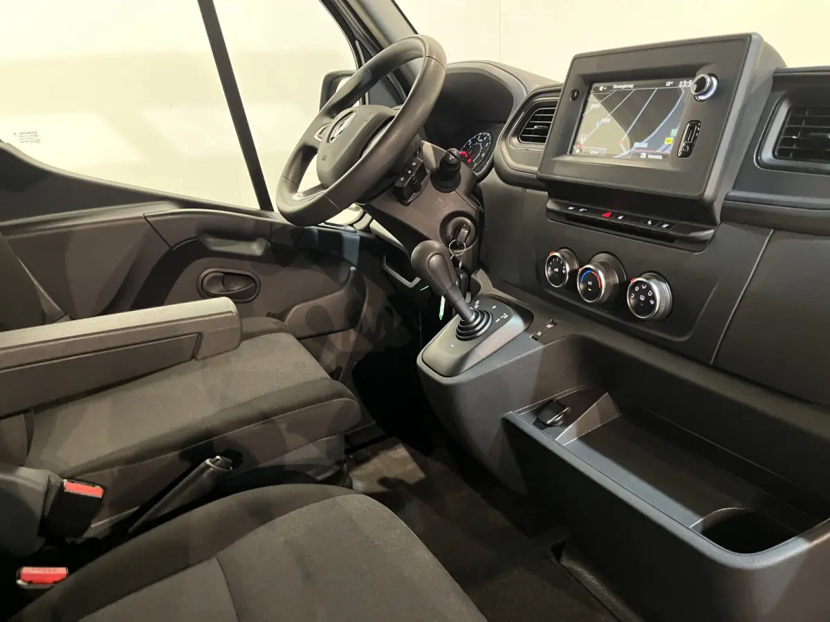 2.3 dCi 150 PK L3H3 Automaat / Euro 6  / Airco / Cruise Control / CarPlay / Camera / Trekhaak / Navigatie / 3-Zits