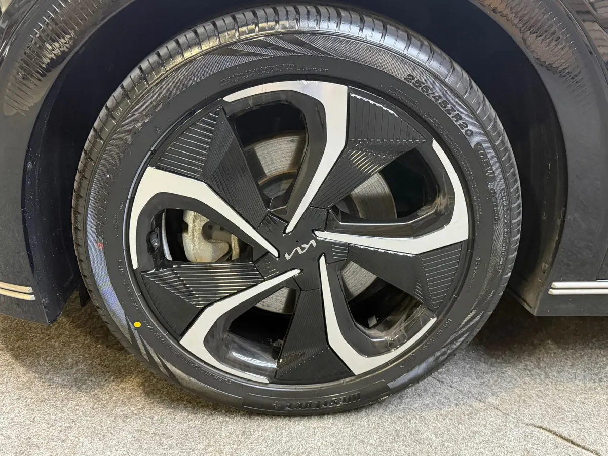 Plus Advanced AWD 77.4 kWh, Leder, 20"LM, Pano, adap cruise, stoelverw / koeling