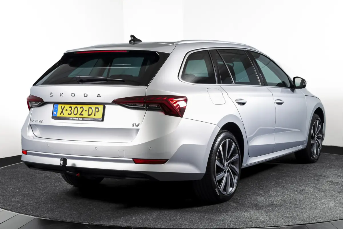 1.4 TSI iV PHEV Business Edition Plus | Org. NL | Afn. Trekhaak | Apple CarPlay | ACC | Navi | Stoel- & Stuurverwarming | PDC V+A | Camera | 18" |