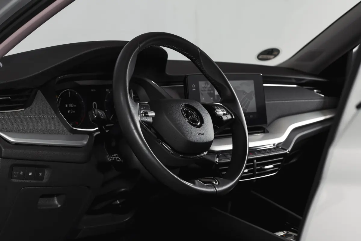 1.4 TSI iV PHEV Business Edition Plus | Org. NL | Afn. Trekhaak | Apple CarPlay | ACC | Navi | Stoel- & Stuurverwarming | PDC V+A | Camera | 18" |