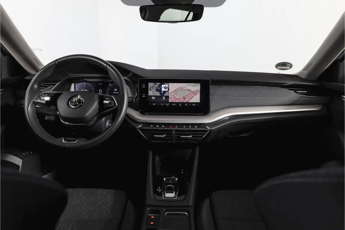 1.4 TSI iV PHEV Business Edition Plus | Org. NL | Afn. Trekhaak | Apple CarPlay | ACC | Navi | Stoel- & Stuurverwarming | PDC V+A | Camera | 18" |