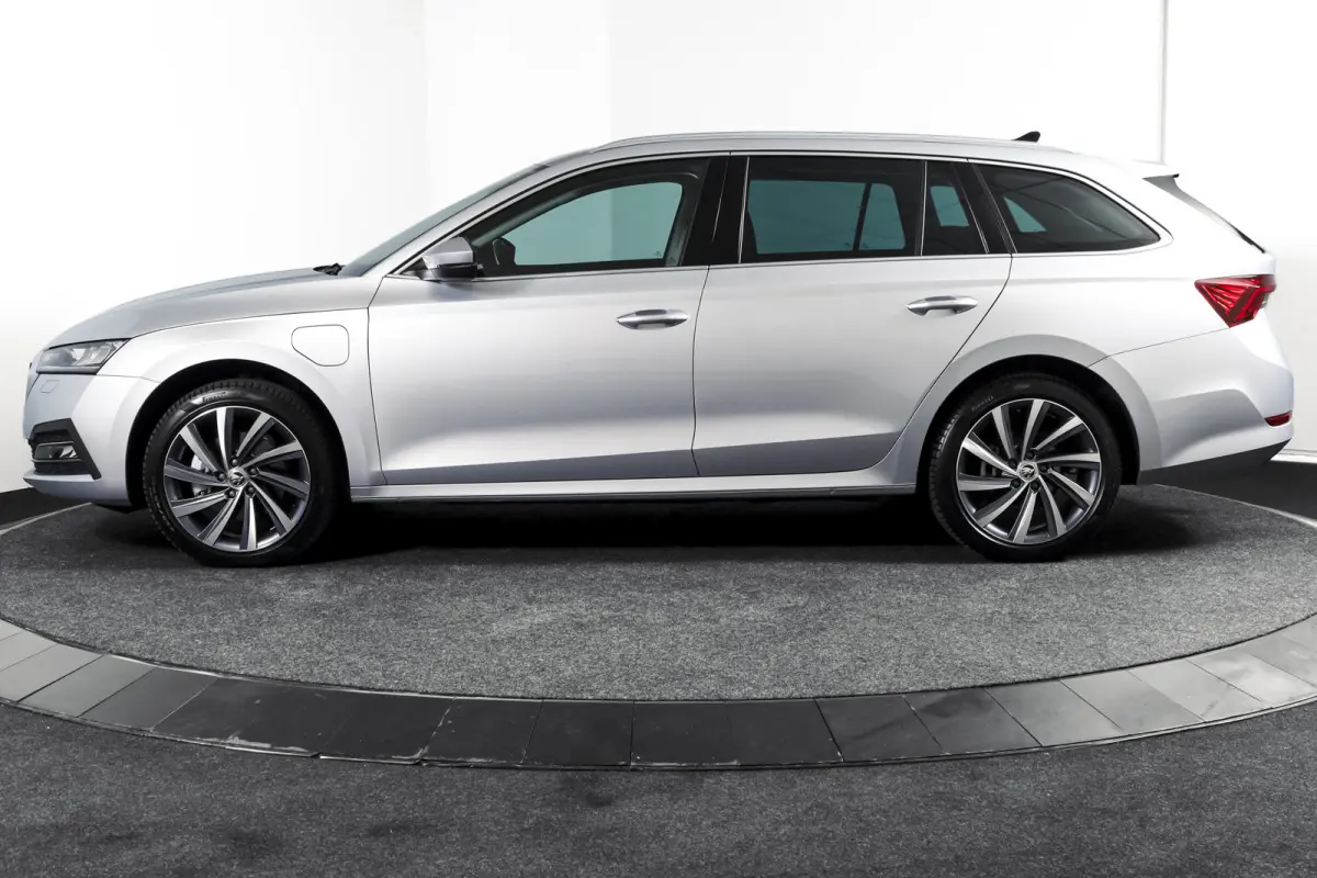 1.4 TSI iV PHEV Business Edition Plus | Org. NL | Afn. Trekhaak | Apple CarPlay | ACC | Navi | Stoel- & Stuurverwarming | PDC V+A | Camera | 18" |