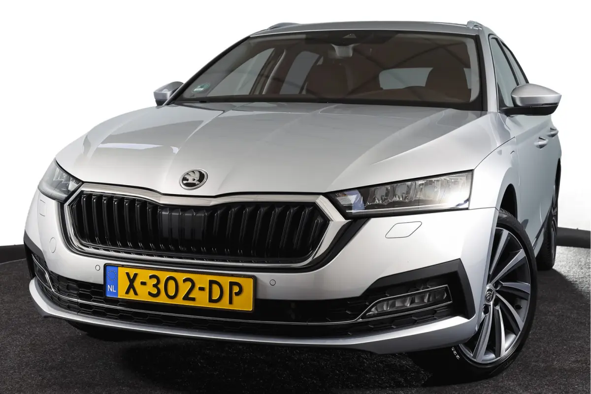 1.4 TSI iV PHEV Business Edition Plus | Org. NL | Afn. Trekhaak | Apple CarPlay | ACC | Navi | Stoel- & Stuurverwarming | PDC V+A | Camera | 18" |