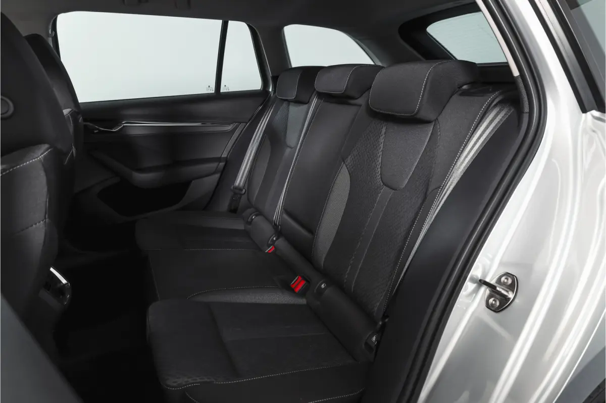 1.4 TSI iV PHEV Business Edition Plus | Org. NL | Afn. Trekhaak | Apple CarPlay | ACC | Navi | Stoel- & Stuurverwarming | PDC V+A | Camera | 18" |
