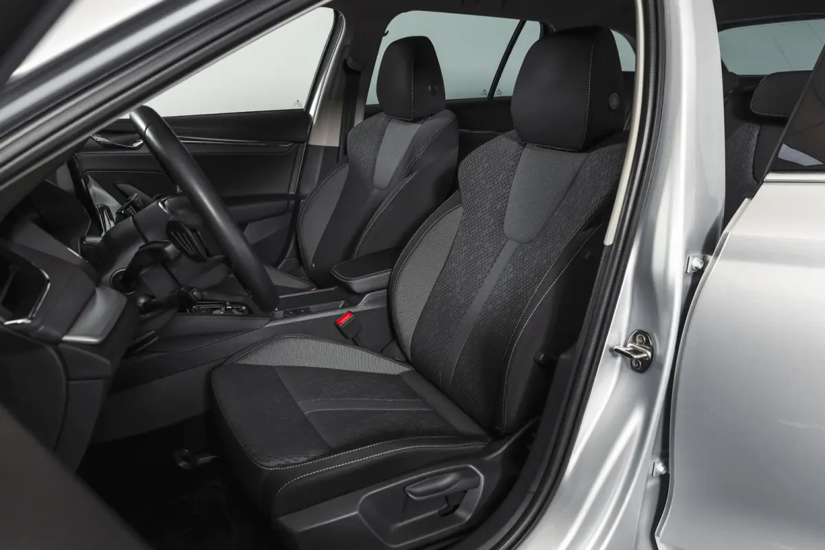 1.4 TSI iV PHEV Business Edition Plus | Org. NL | Afn. Trekhaak | Apple CarPlay | ACC | Navi | Stoel- & Stuurverwarming | PDC V+A | Camera | 18" |