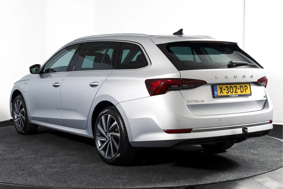 1.4 TSI iV PHEV Business Edition Plus | Org. NL | Afn. Trekhaak | Apple CarPlay | ACC | Navi | Stoel- & Stuurverwarming | PDC V+A | Camera | 18" |