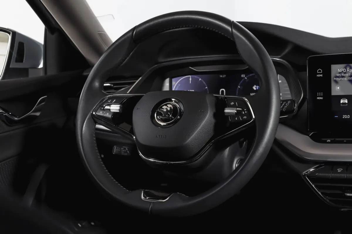 1.4 TSI iV PHEV Business Edition Plus | Org. NL | Afn. Trekhaak | Apple CarPlay | ACC | Navi | Stoel- & Stuurverwarming | PDC V+A | Camera | 18" |