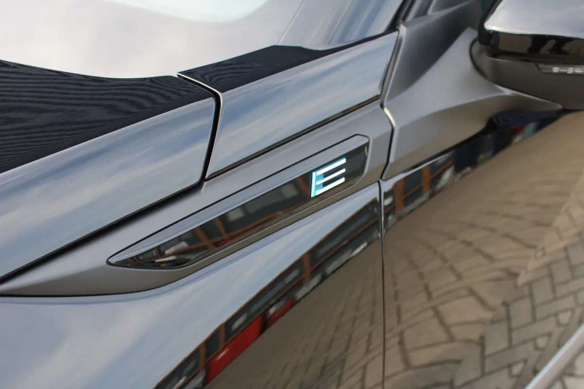 GT - Electric | Advanced Active Safety Brake met camera en radar | Climate Control | Elektrisch verstelbare en verwarmbare buitenspiegels