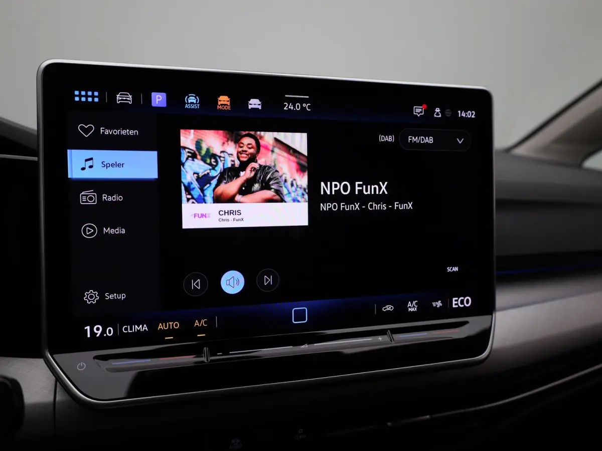 1.5 eHybrid Life Edition 204 PK| Origineel Nederlands | 360 Camera | Dodehoekdetectie | 18 Inch Velgen | Apple Carplay | Parkeersensoren | Buitenspiegels Elektrisch Inklapbaar | Sfeerverlich