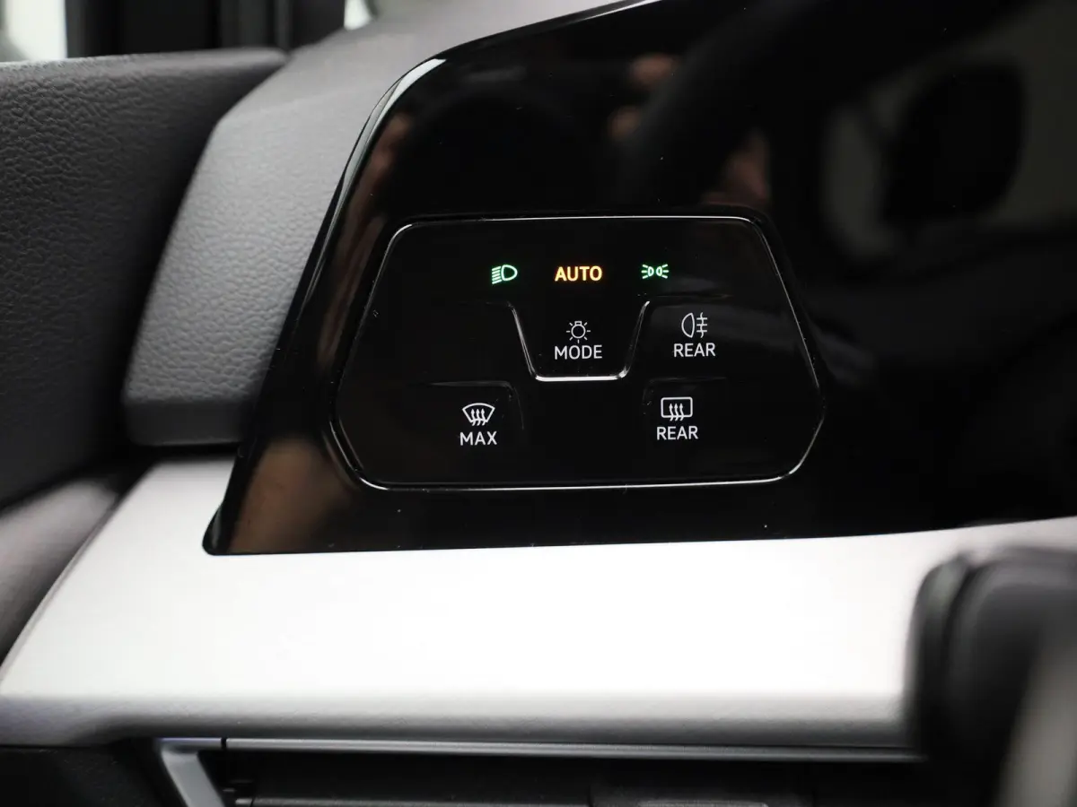 1.5 eHybrid Life Edition 204 PK| Origineel Nederlands | 360 Camera | Dodehoekdetectie | 18 Inch Velgen | Apple Carplay | Parkeersensoren | Buitenspiegels Elektrisch Inklapbaar | Sfeerverlich