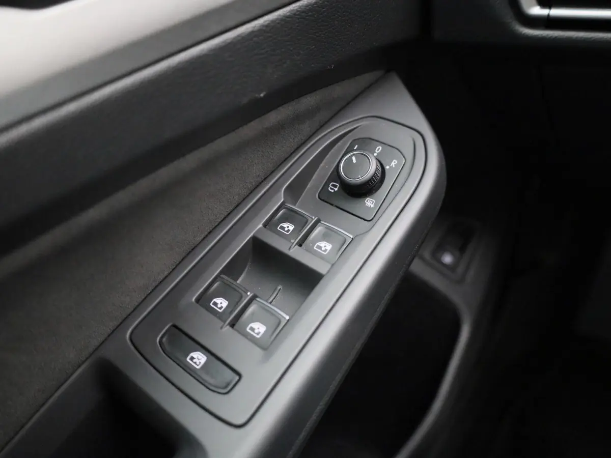 1.5 eHybrid Life Edition 204 PK| Origineel Nederlands | 360 Camera | Dodehoekdetectie | 18 Inch Velgen | Apple Carplay | Parkeersensoren | Buitenspiegels Elektrisch Inklapbaar | Sfeerverlich