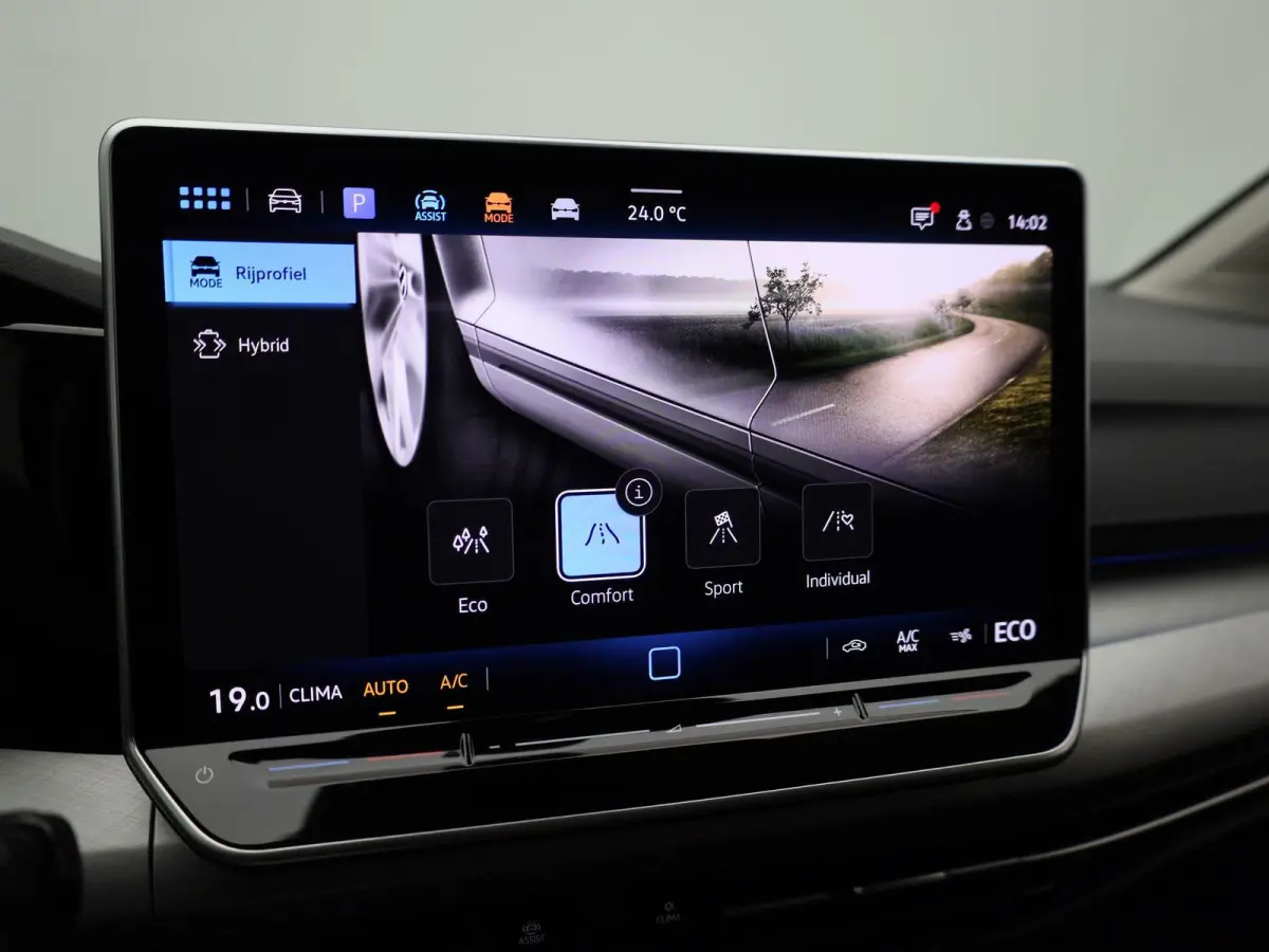 1.5 eHybrid Life Edition 204 PK| Origineel Nederlands | 360 Camera | Dodehoekdetectie | 18 Inch Velgen | Apple Carplay | Parkeersensoren | Buitenspiegels Elektrisch Inklapbaar | Sfeerverlich
