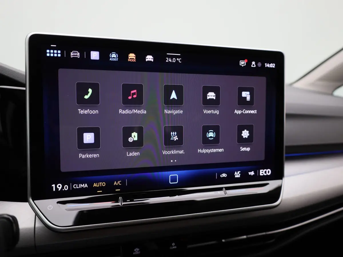 1.5 eHybrid Life Edition 204 PK| Origineel Nederlands | 360 Camera | Dodehoekdetectie | 18 Inch Velgen | Apple Carplay | Parkeersensoren | Buitenspiegels Elektrisch Inklapbaar | Sfeerverlich
