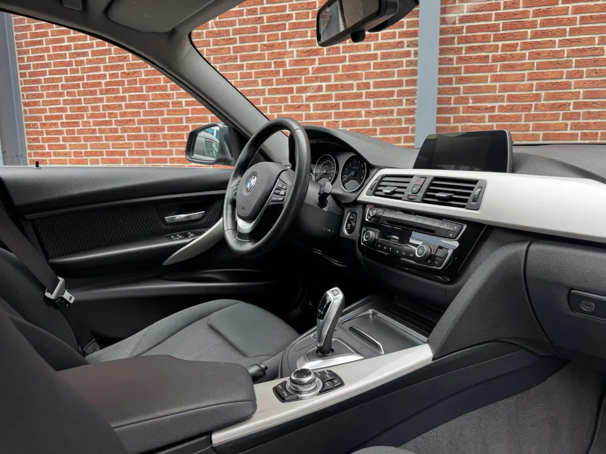 318i Executive | 18"LM velgen | Kofferklep Elektrisch | Led | Parkeersensoren |