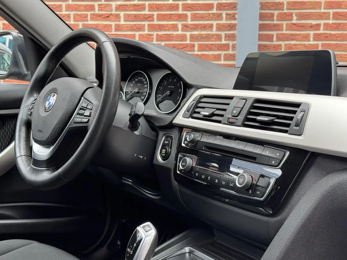 318i Executive | 18"LM velgen | Kofferklep Elektrisch | Led | Parkeersensoren |