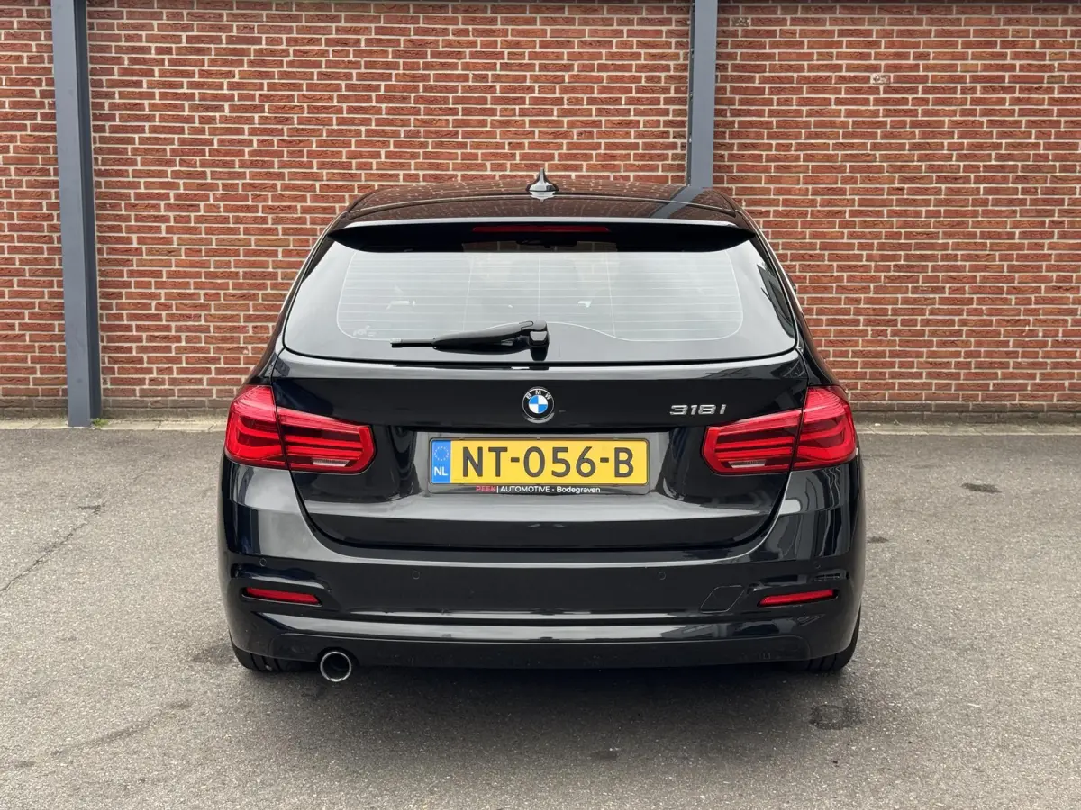 318i Executive | 18"LM velgen | Kofferklep Elektrisch | Led | Parkeersensoren |