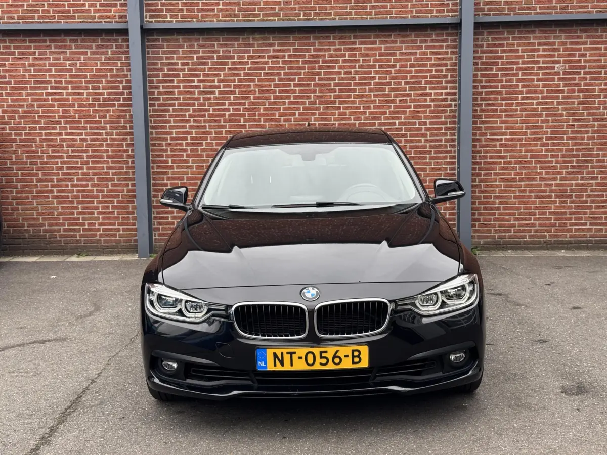 318i Executive | 18"LM velgen | Kofferklep Elektrisch | Led | Parkeersensoren |