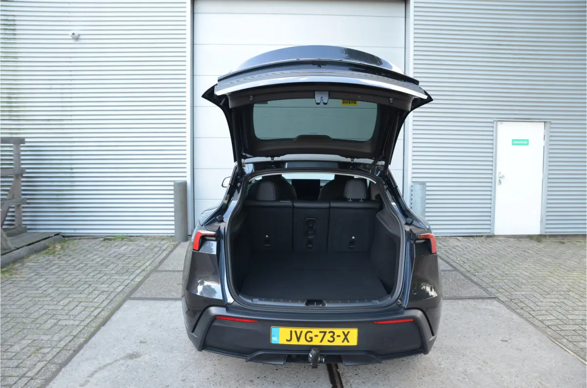 Standard RWD 58 kWh Juniper, Trekhaak (twv 1.350,-), Stealth Grey (twv 1.300,-)