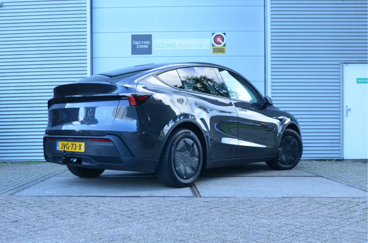 Standard RWD 58 kWh Juniper, Trekhaak (twv 1.350,-), Stealth Grey (twv 1.300,-)