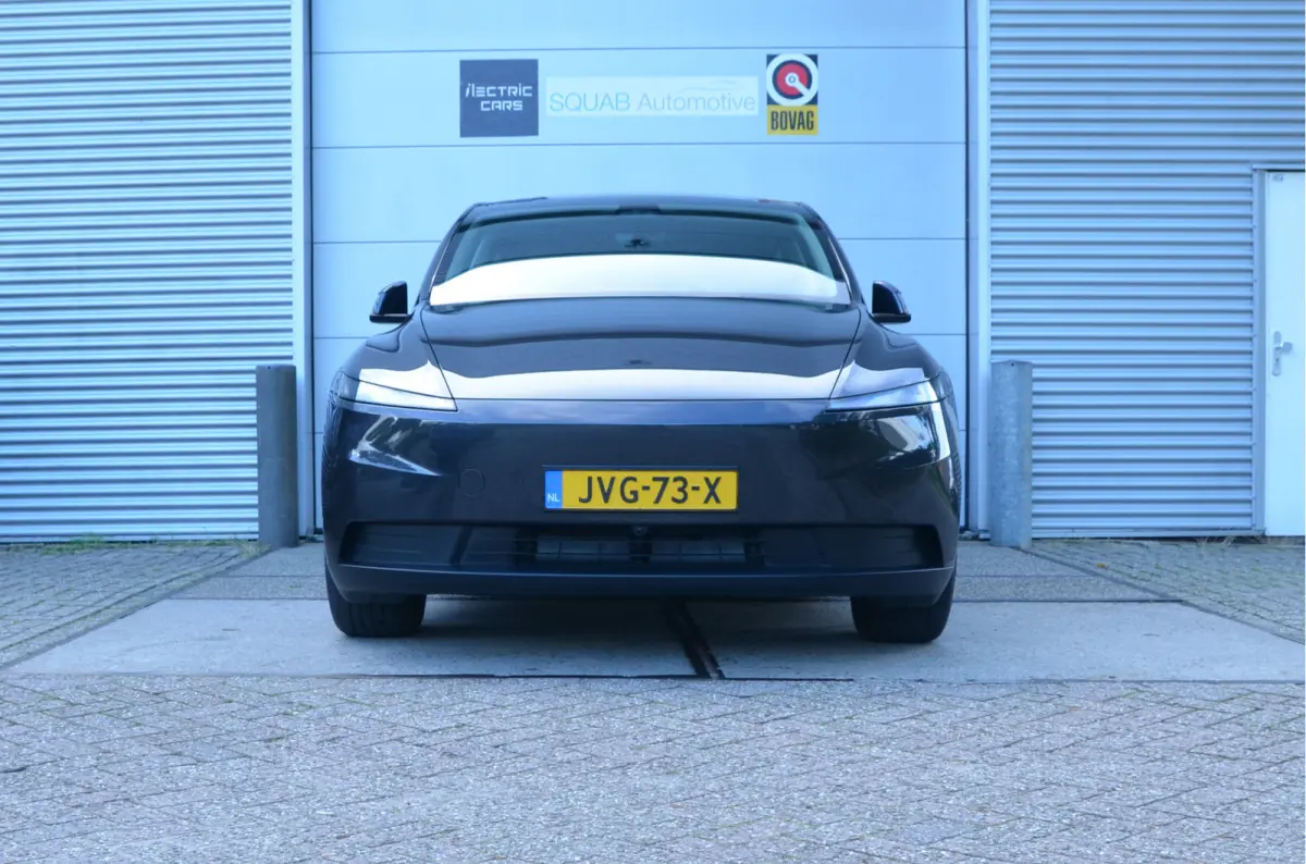 Standard RWD 58 kWh Juniper, Trekhaak (twv 1.350,-), Stealth Grey (twv 1.300,-)
