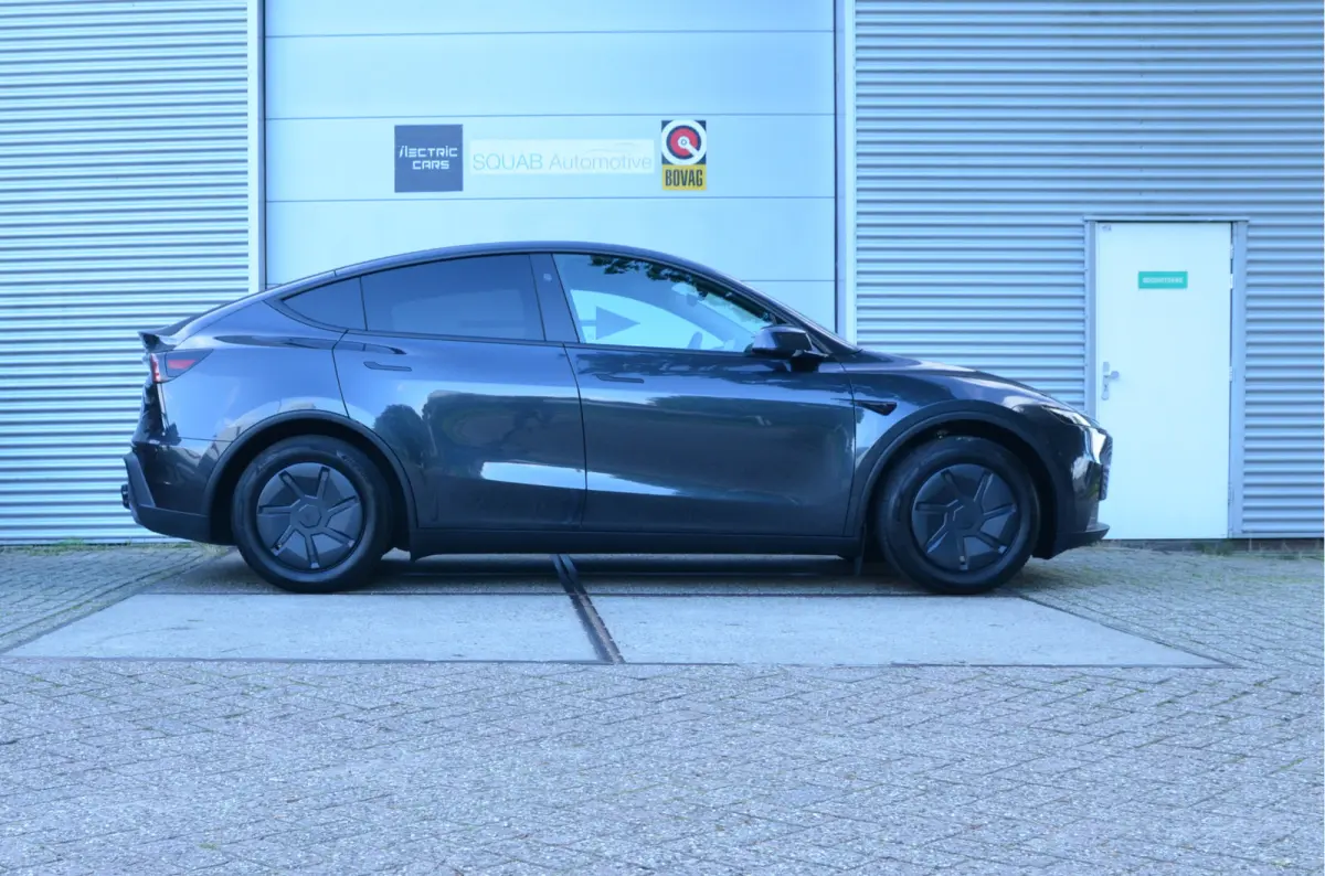 Standard RWD 58 kWh Juniper, Trekhaak (twv 1.350,-), Stealth Grey (twv 1.300,-)