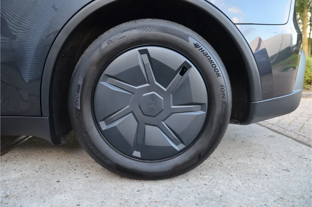 Standard RWD 58 kWh Juniper, Trekhaak (twv 1.350,-), Stealth Grey (twv 1.300,-)